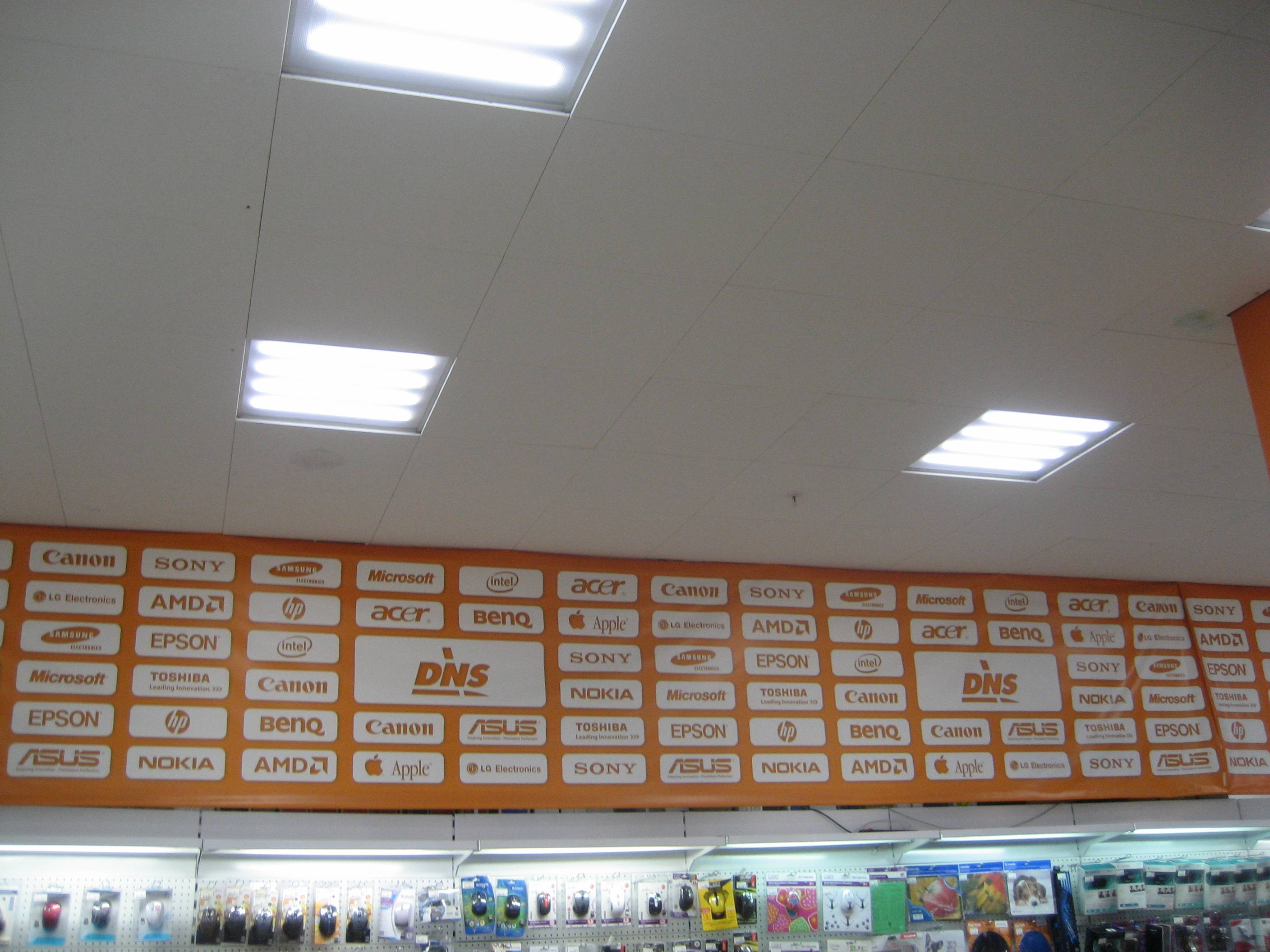 федеральная сеть DNS оснащена светодиодными офисными светильниками