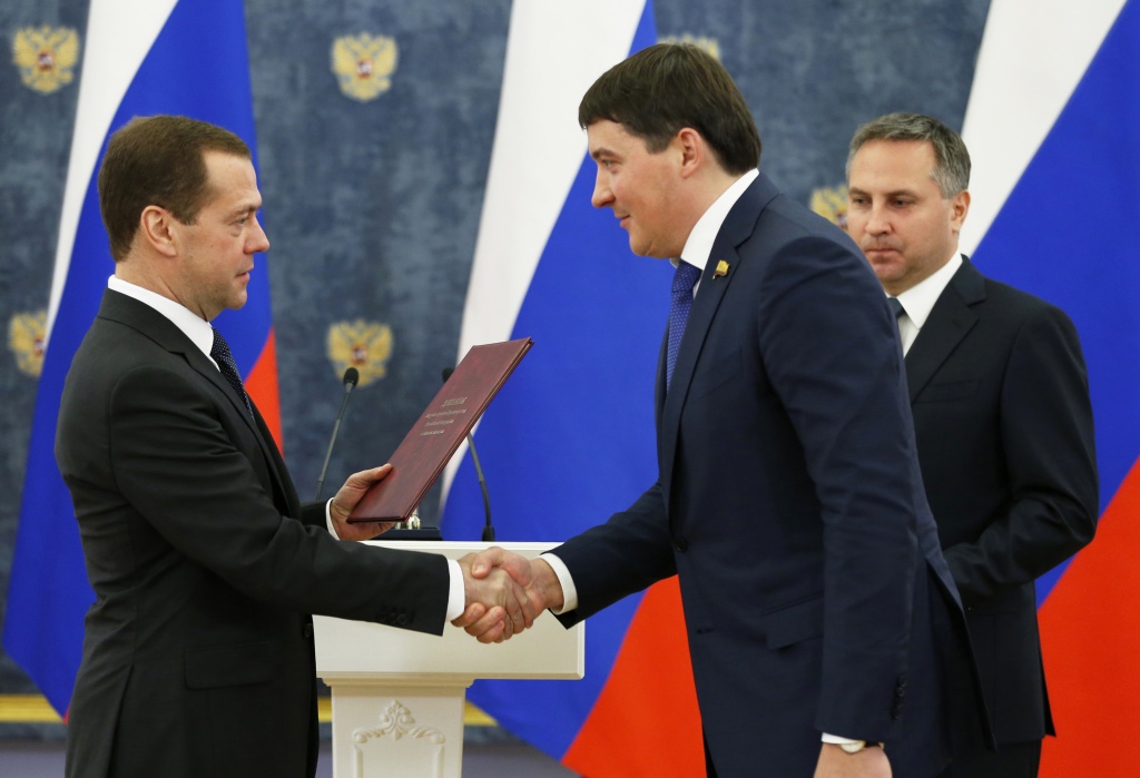 Медведев вручает диплом Элара Медведев вручает диплом Элара